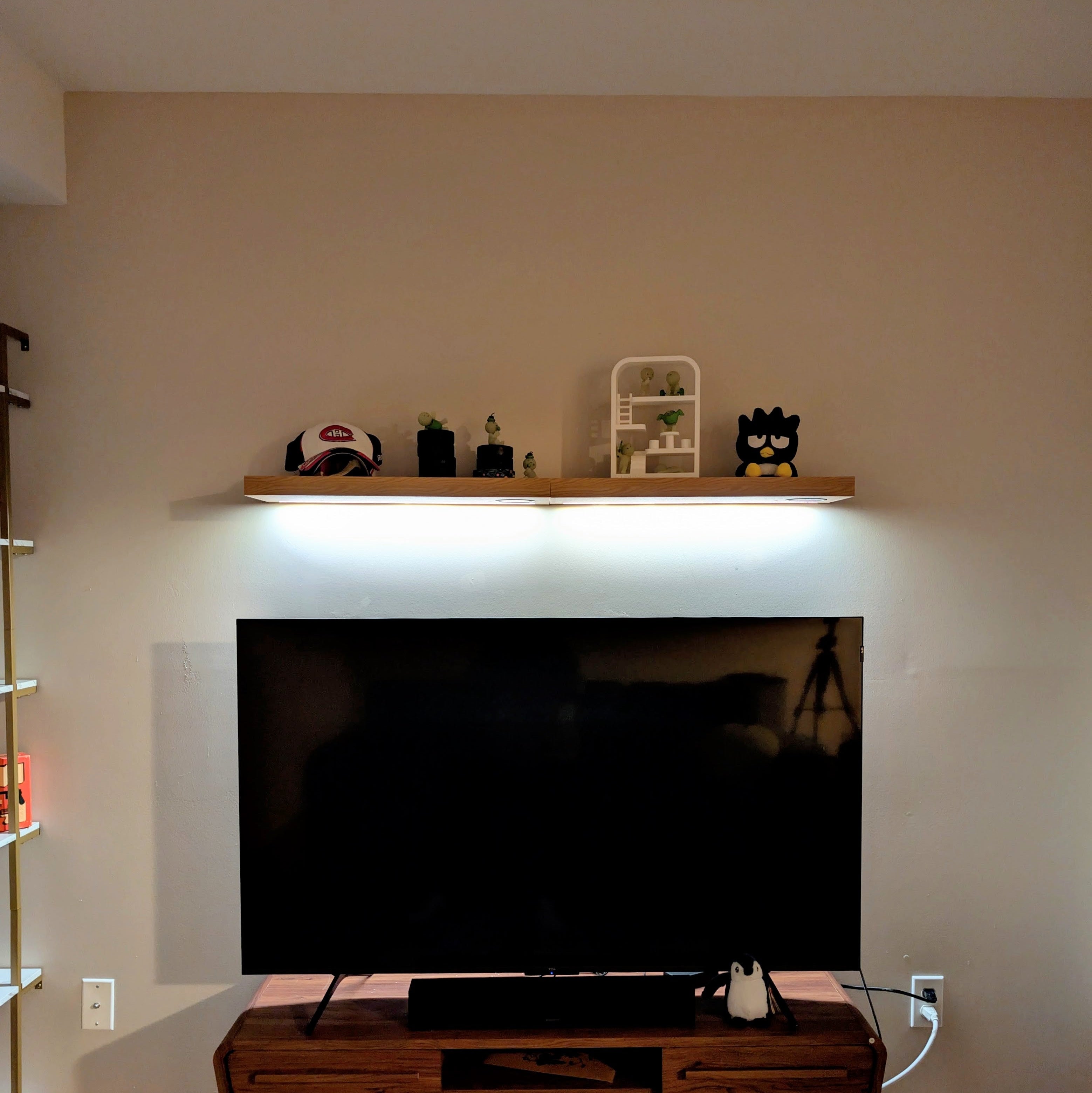 Wall shelf with integrated lighting
