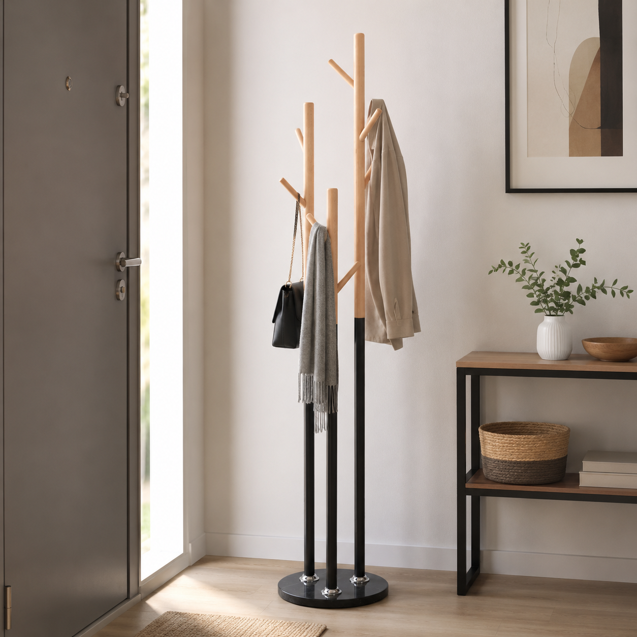 Porte-manteau Zynix sur pied en bois de hêtre avec base en marbre noir