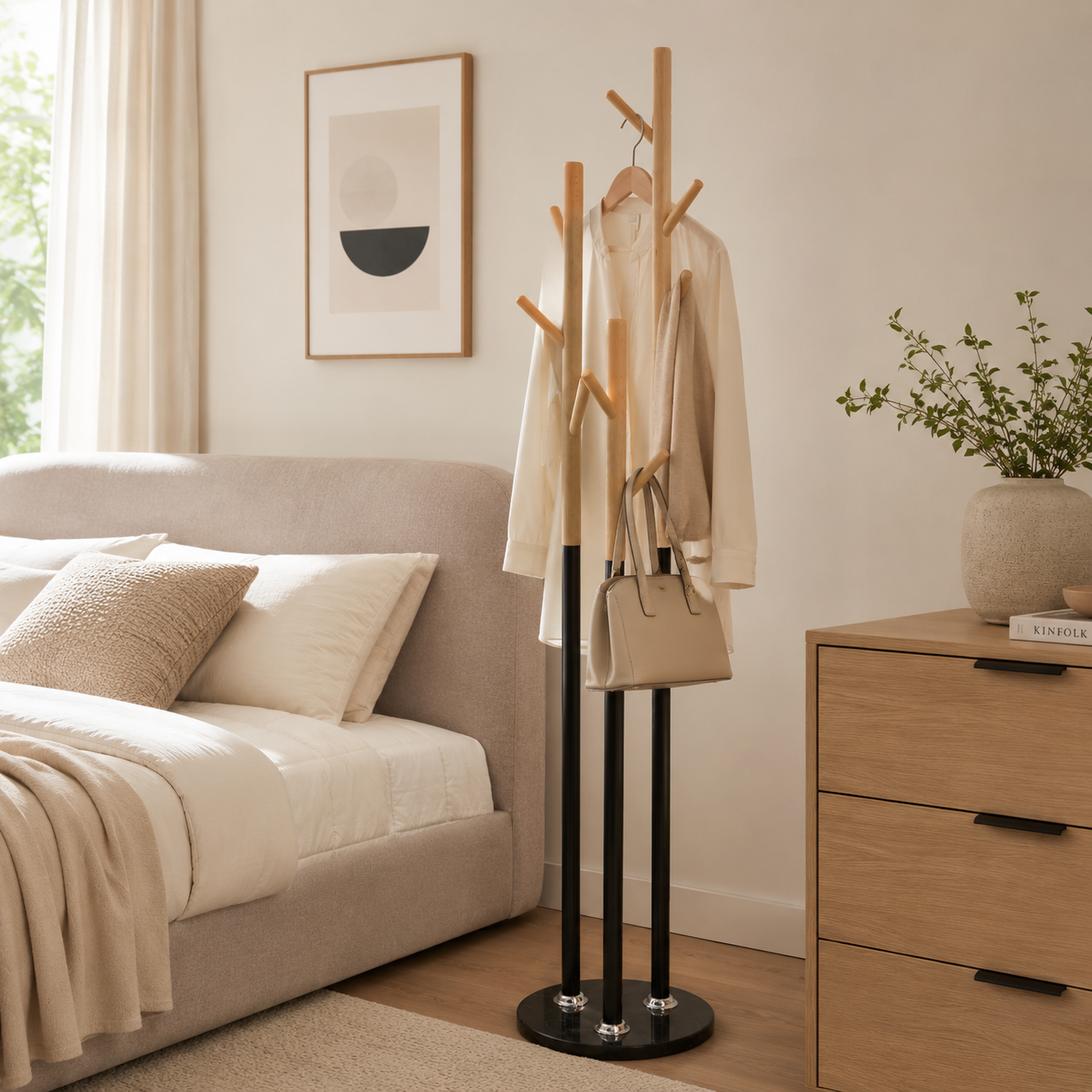 Porte-manteau Zynix sur pied en bois de hêtre avec base en marbre noir